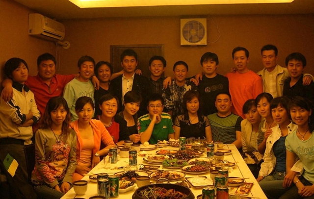 Thanh toán xong bữa họp lớp rồi lặng lẽ rời đi, lớp trưởng "đứng hình" khi nhận được khoản chuyển 350 triệu từ bạn cũ- Ảnh 2.