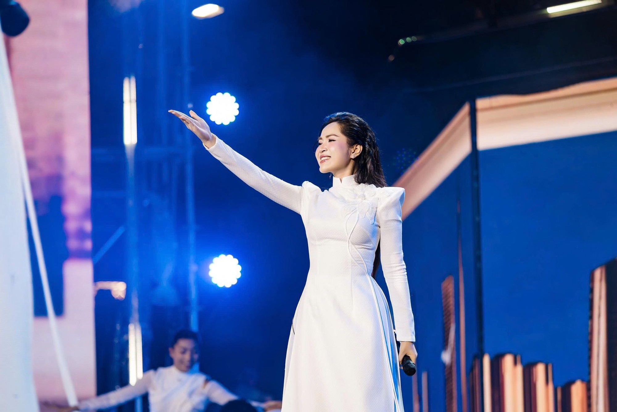 Hit 10 tỷ view đưa giáo viên thanh nhạc thành sao: Nhận bằng khen của Bộ Tư lệnh, là công dân tiêu biểu 2025- Ảnh 4.