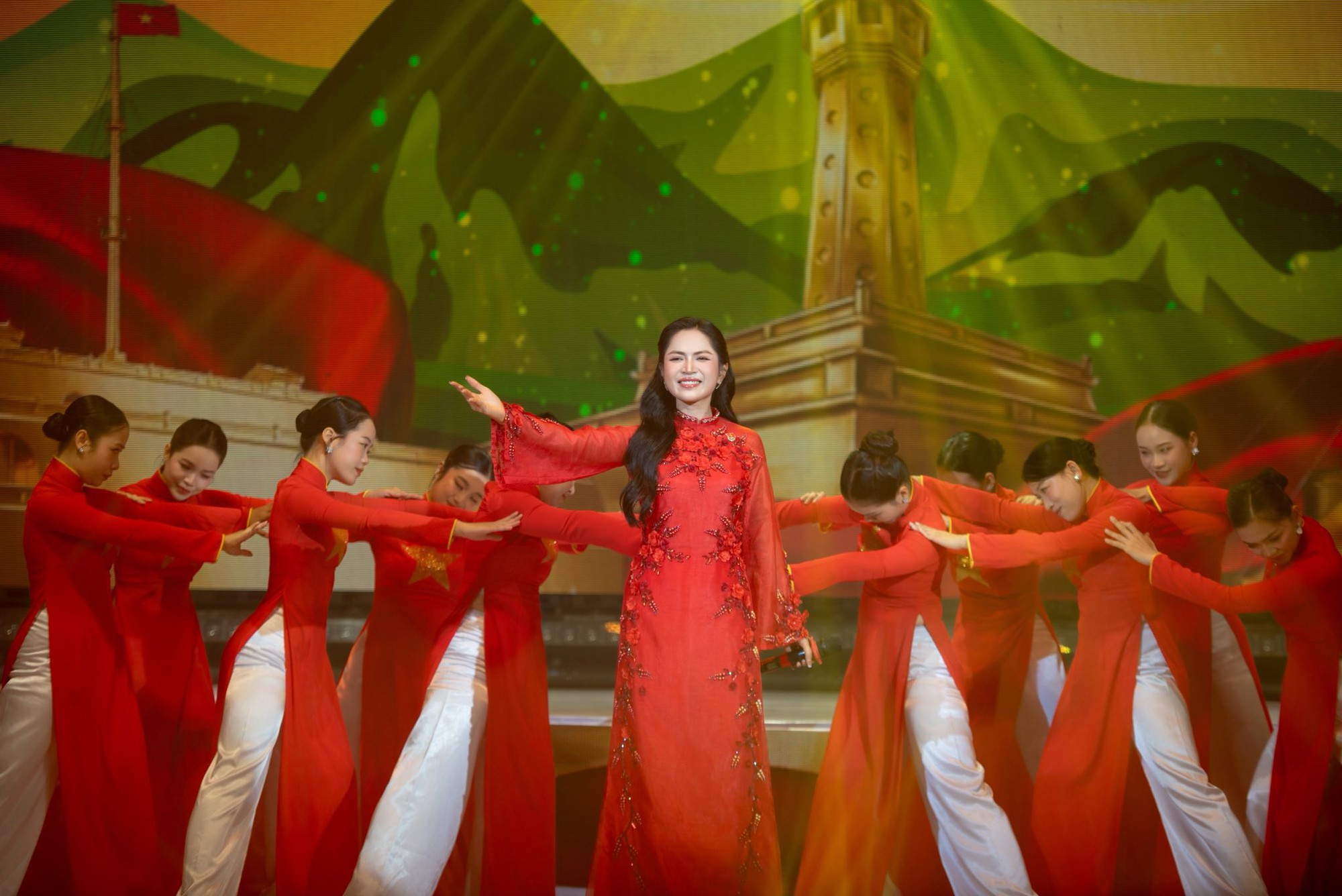 Hit 10 tỷ view đưa giáo viên thanh nhạc thành sao: Nhận bằng khen của Bộ Tư lệnh, là công dân tiêu biểu 2025- Ảnh 7.