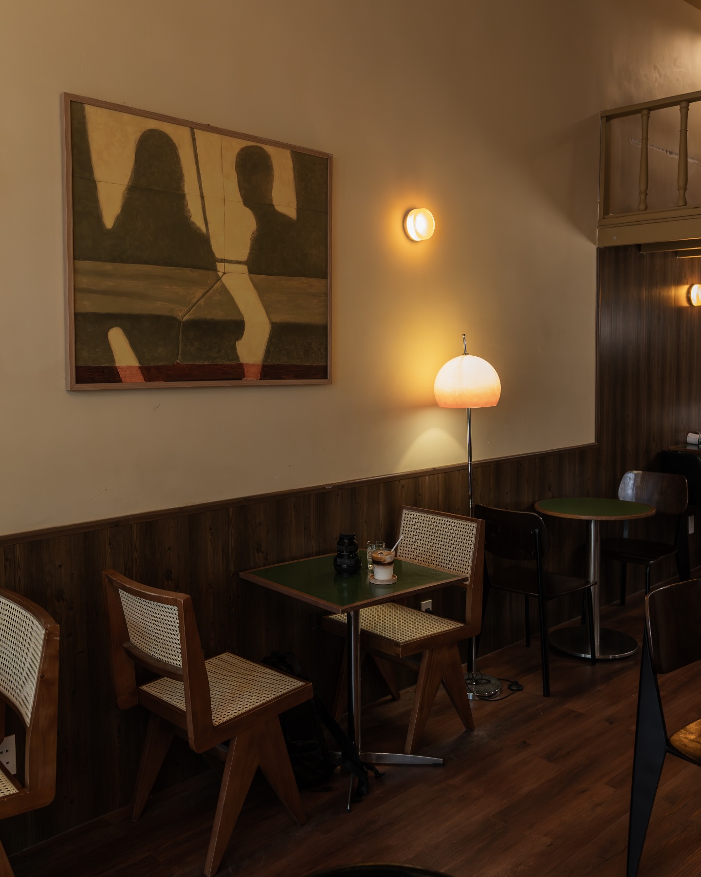 Hàng loạt quán cà phê buộc phải từ chối phục vụ vì trào lưu mang vali đi makeup, chụp flash hàng giờ liền- Ảnh 6. Hàng loạt quán cà phê buộc phải từ chối phục vụ vì trào lưu mang vali đi makeup, chụp flash hàng giờ liền- Ảnh 6.