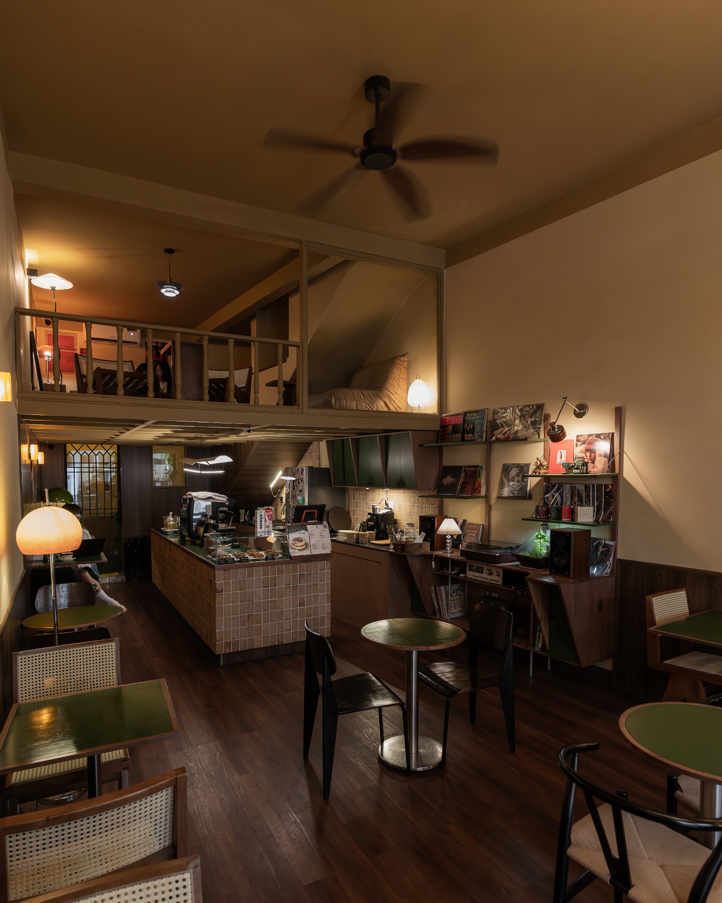 Hàng loạt quán cà phê buộc phải từ chối phục vụ vì trào lưu mang vali đi makeup, chụp flash hàng giờ liền- Ảnh 7. Hàng loạt quán cà phê buộc phải từ chối phục vụ vì trào lưu mang vali đi makeup, chụp flash hàng giờ liền- Ảnh 7.