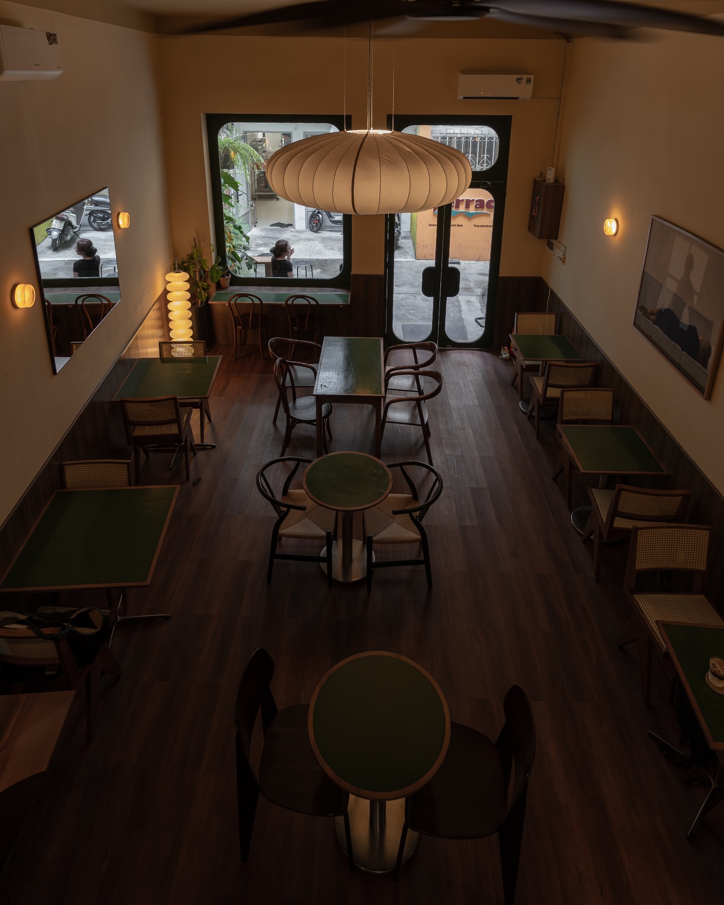 Hàng loạt quán cà phê buộc phải từ chối phục vụ vì trào lưu mang vali đi makeup, chụp flash hàng giờ liền- Ảnh 8. Hàng loạt quán cà phê buộc phải từ chối phục vụ vì trào lưu mang vali đi makeup, chụp flash hàng giờ liền- Ảnh 8.