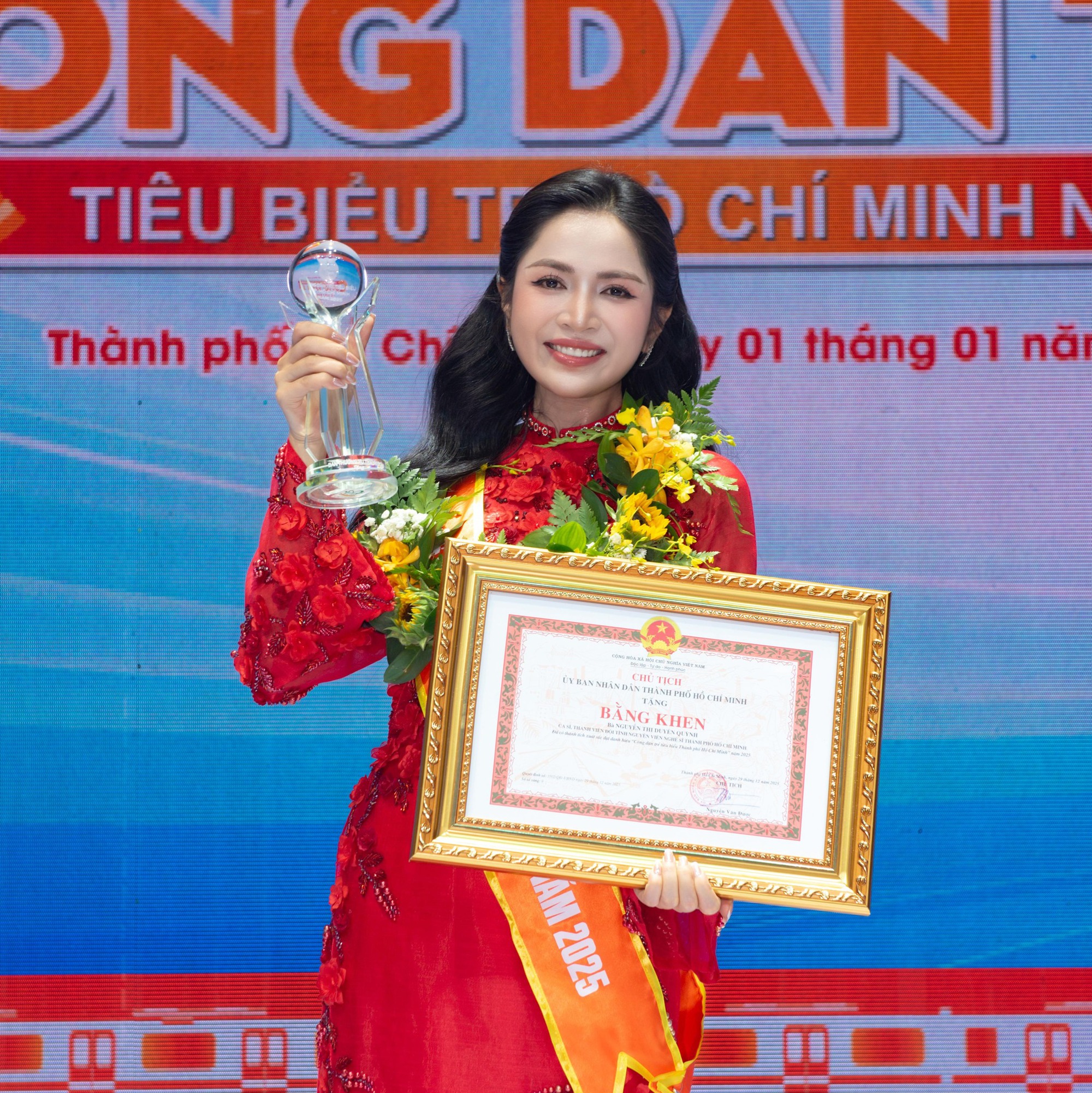 Hit 10 tỷ view đưa giáo viên thanh nhạc thành sao: Nhận bằng khen của Bộ Tư lệnh, là công dân tiêu biểu 2025- Ảnh 1.