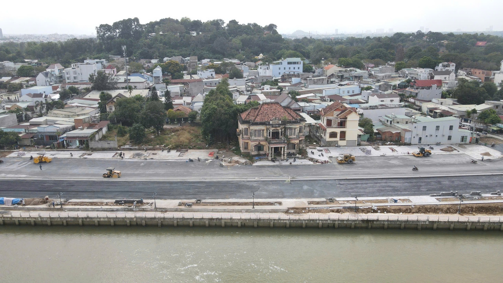 Cận cảnh đường ven sông Đồng Nai hoàn thiện trước Tết Nguyên đán 2026 - Ảnh 4.