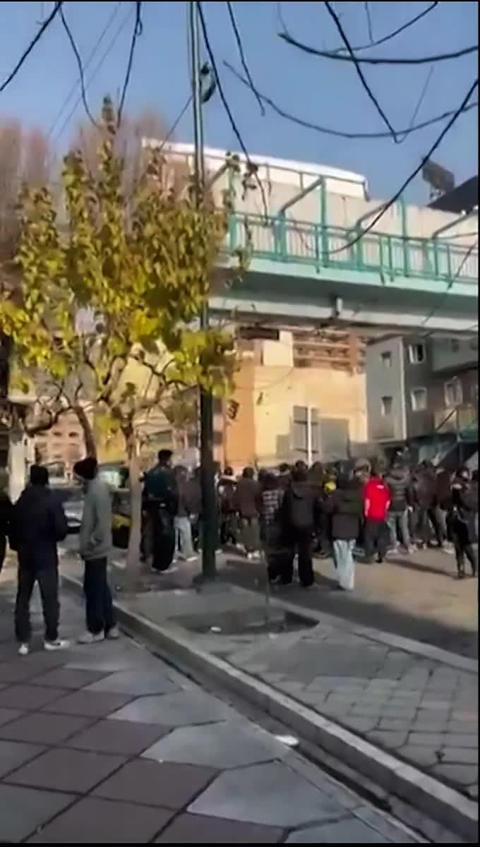 Iran hỗ trợ tiền mặt khẩn cấp cho người dân để xoa dịu làn sóng biểu tình- Ảnh 2.