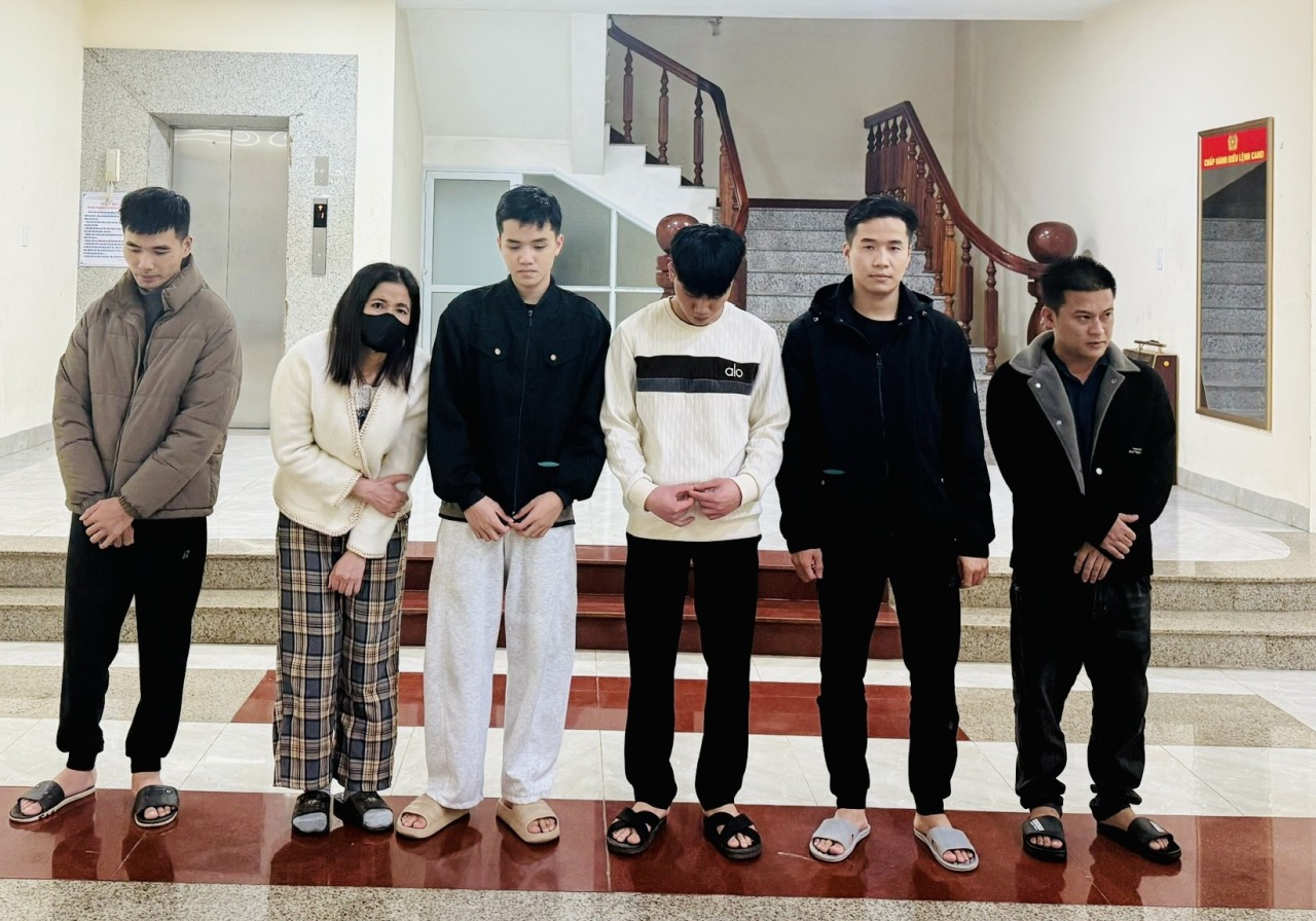 Triệt phá đường dây đánh bạc online 100 tỉ đồng ở Quảng Trị - Ảnh 1.