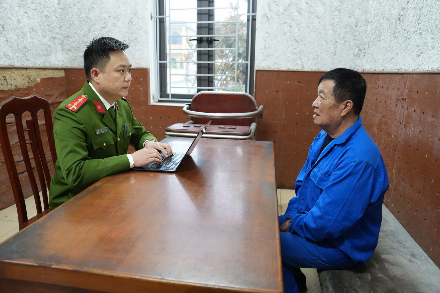 Đột kích sới bạc Vịnh Hạ Long , tạm giữ 30 đối tượng liên quan đến đánh bạc - Ảnh 2.