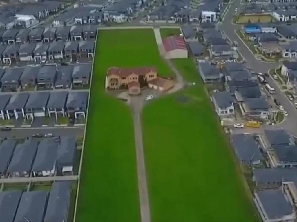 Ngôi nhà "cứng đầu" nhất thế giới, được đền bù 1.051 tỷ đồng vẫn không chịu rời đi: Chủ nhà bị chỉ trích vì 1 lý do rất kỳ lạ- Ảnh 2.