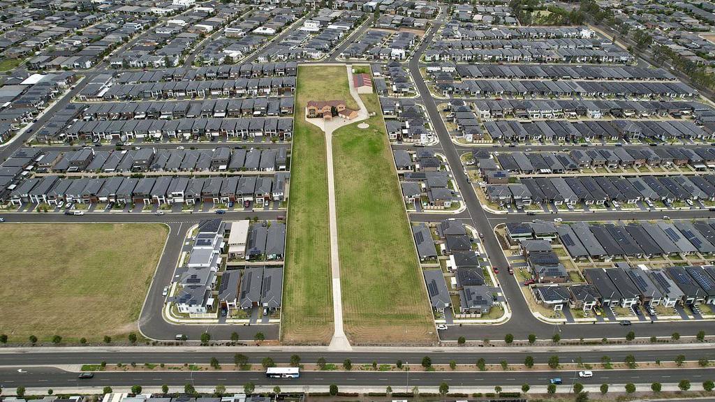 Ngôi nhà "cứng đầu" nhất thế giới, được đền bù 1.051 tỷ đồng vẫn không chịu rời đi: Chủ nhà bị chỉ trích vì 1 lý do rất kỳ lạ- Ảnh 1.