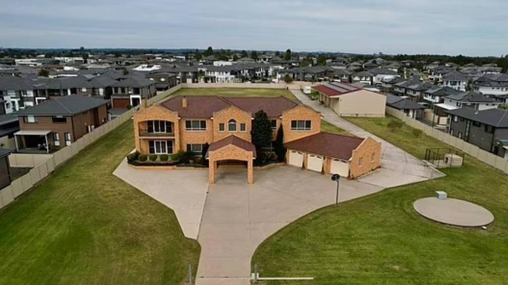 Ngôi nhà "cứng đầu" nhất thế giới, được đền bù 1.051 tỷ đồng vẫn không chịu rời đi: Chủ nhà bị chỉ trích vì 1 lý do rất kỳ lạ- Ảnh 3.