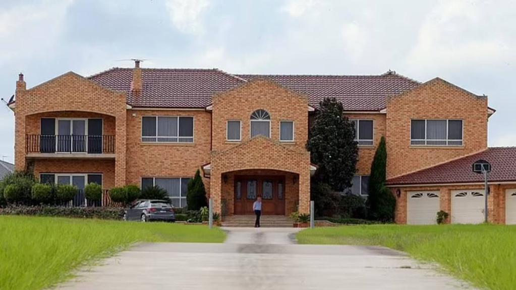 Ngôi nhà "cứng đầu" nhất thế giới, được đền bù 1.051 tỷ đồng vẫn không chịu rời đi: Chủ nhà bị chỉ trích vì 1 lý do rất kỳ lạ- Ảnh 4.