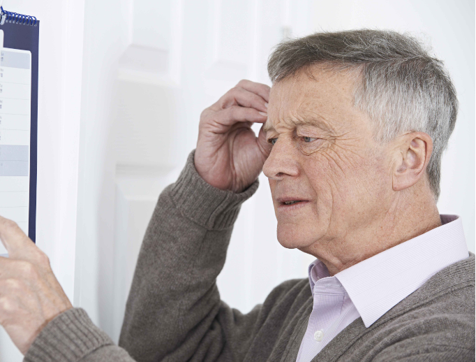 Khi người thân hay quên, chúng ta lại nghĩ đó là “già rồi” mà bỏ qua bệnh Alzheimer: Đừng chủ quan với 5 thay đổi này- Ảnh 4.