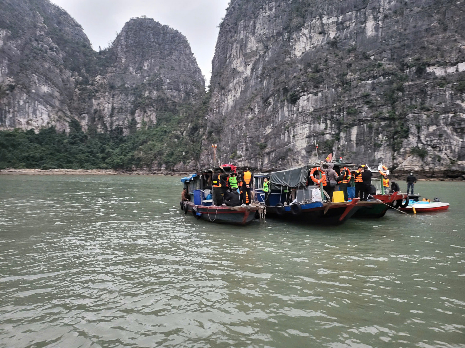Đột kích sới bạc Vịnh Hạ Long , tạm giữ 30 đối tượng liên quan đến đánh bạc - Ảnh 1.