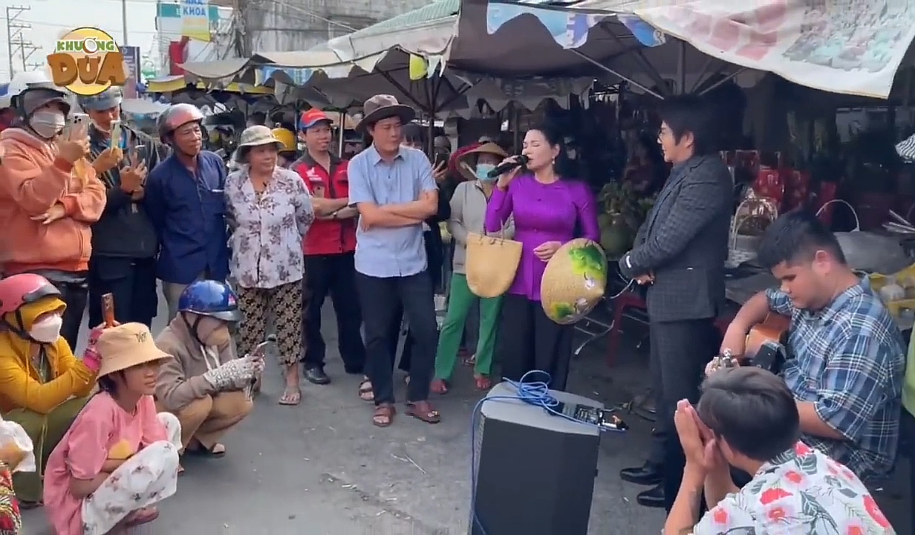 Nữ NSƯT từ Mỹ về, cùng trùm Điền Quân ra chợ, người dân xúm lại tắc cả đường- Ảnh 2.