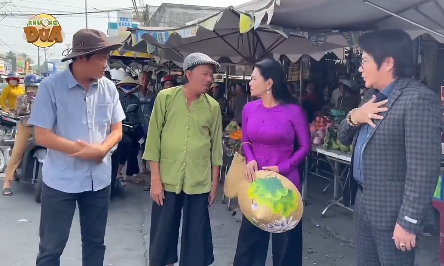 Nữ NSƯT từ Mỹ về, cùng trùm Điền Quân ra chợ, người dân xúm lại tắc cả đường- Ảnh 1.