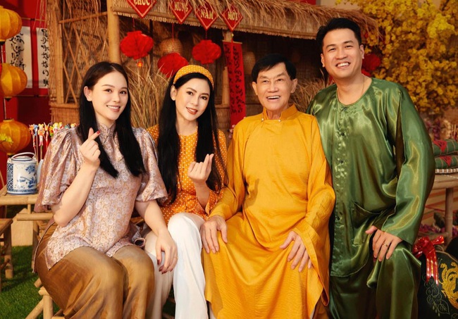 Vợ tỷ phú Johnathan Hạnh Nguyễn đối xử lạ với "dâu út", nhìn sang Hà Tăng hay Linh Rin thì sao? - Ảnh 6. Vợ tỷ phú Johnathan Hạnh Nguyễn đối xử lạ với "dâu út", nhìn sang Hà Tăng hay Linh Rin thì sao? - Ảnh 6.