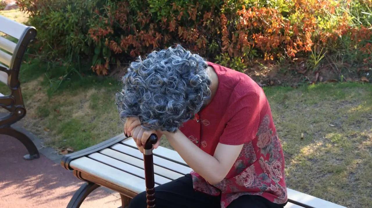 Khi người thân hay quên, chúng ta lại nghĩ đó là “già rồi” mà bỏ qua bệnh Alzheimer: Đừng chủ quan với 5 thay đổi này- Ảnh 1.