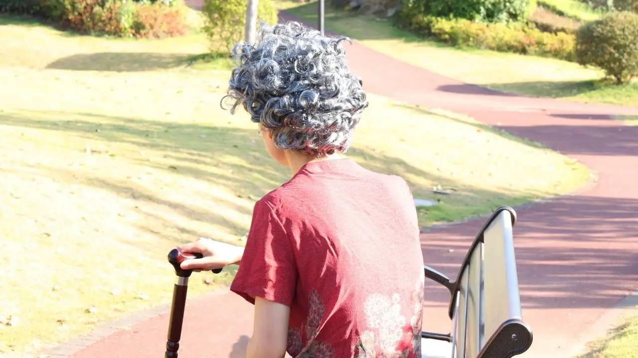 Khi người thân hay quên, chúng ta lại nghĩ đó là “già rồi” mà bỏ qua bệnh Alzheimer: Đừng chủ quan với 5 thay đổi này- Ảnh 3.