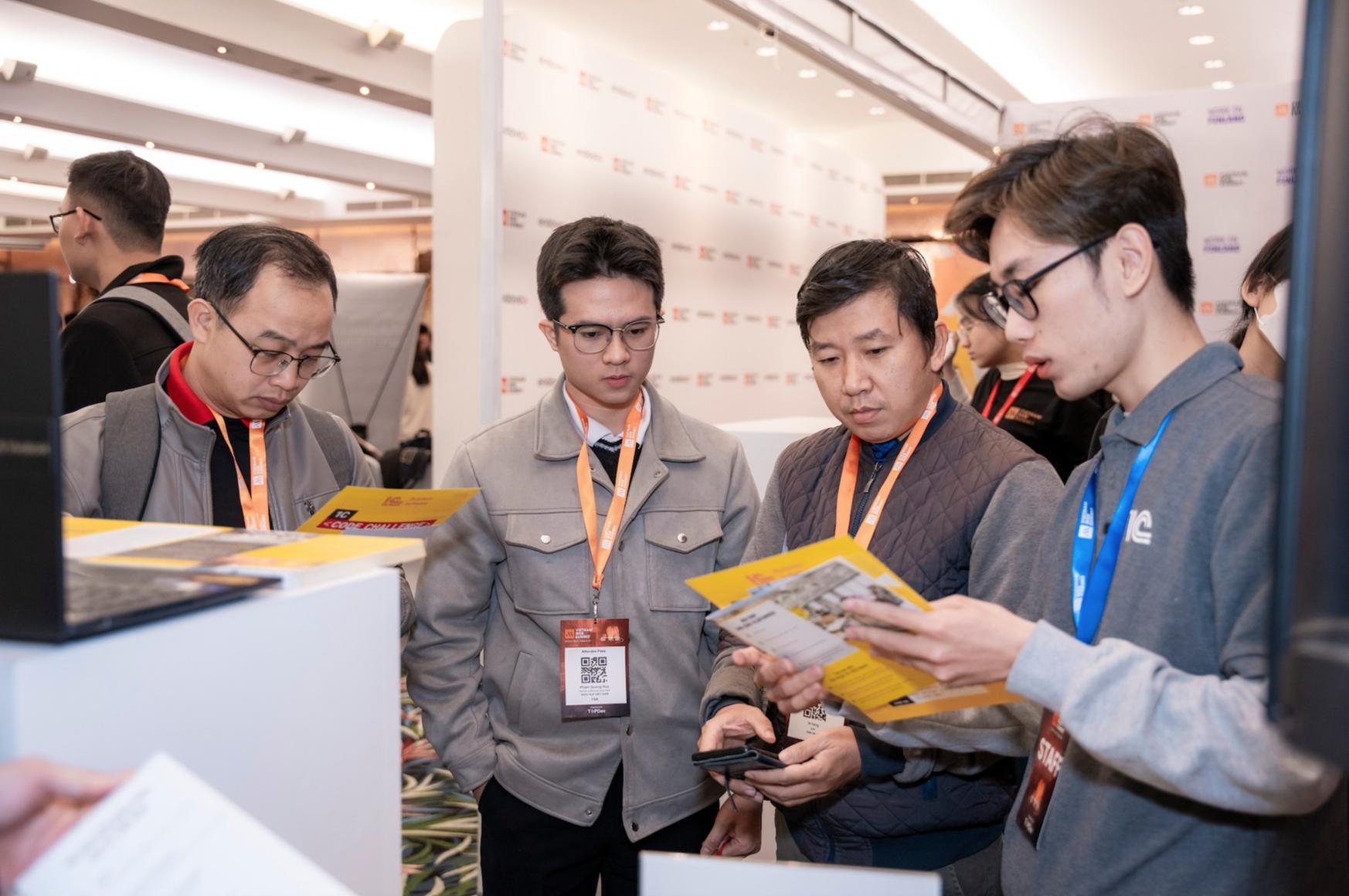 Lương nhân sự IT tiếp tục tăng, kỹ sư AI vẫn "khát" - Ảnh 1.