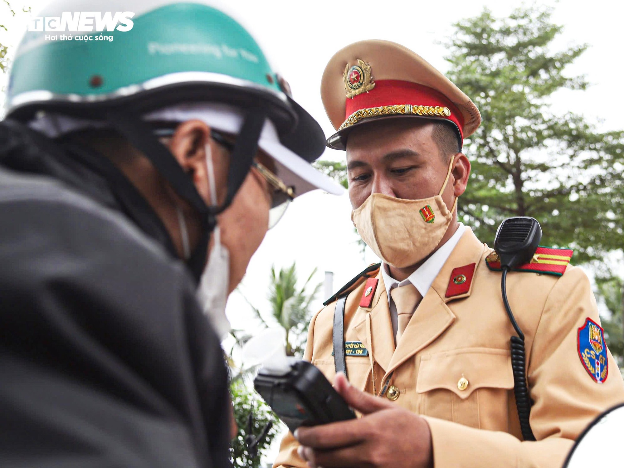 Nghĩ CSGT nghỉ Tết, người đàn ông uống rượu vẫn đạp xe và bị phạt- Ảnh 10.