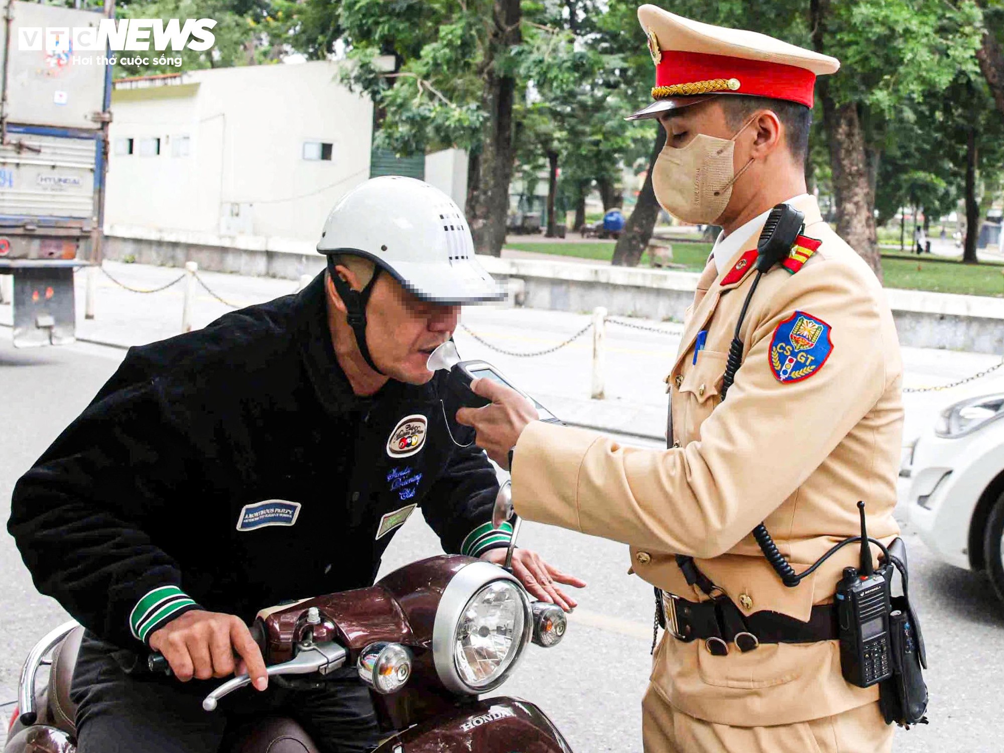 Nghĩ CSGT nghỉ Tết, người đàn ông uống rượu vẫn đạp xe và bị phạt- Ảnh 5.