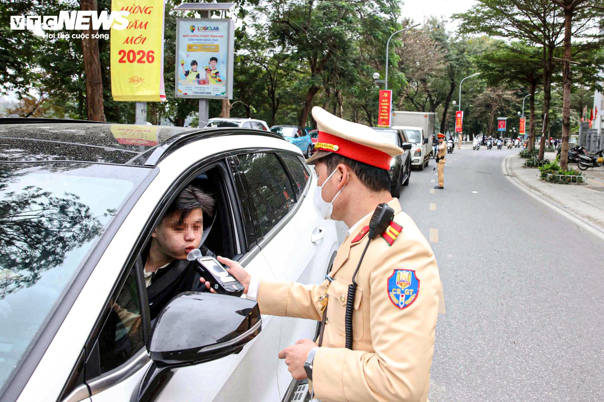 Nghĩ CSGT nghỉ Tết, người đàn ông uống rượu vẫn đạp xe và bị phạt- Ảnh 2.