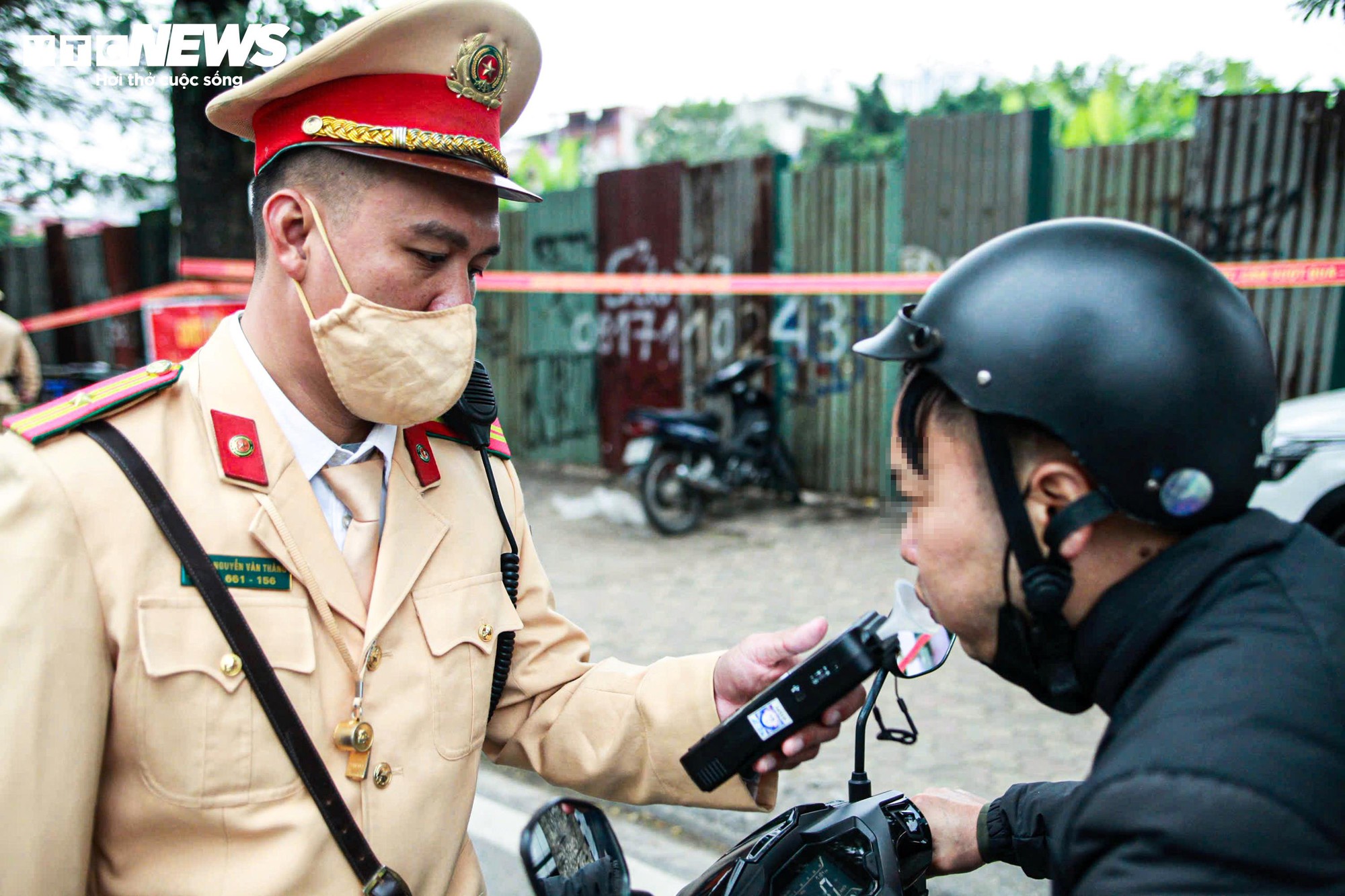 Nghĩ CSGT nghỉ Tết, người đàn ông uống rượu vẫn đạp xe và bị phạt- Ảnh 8.