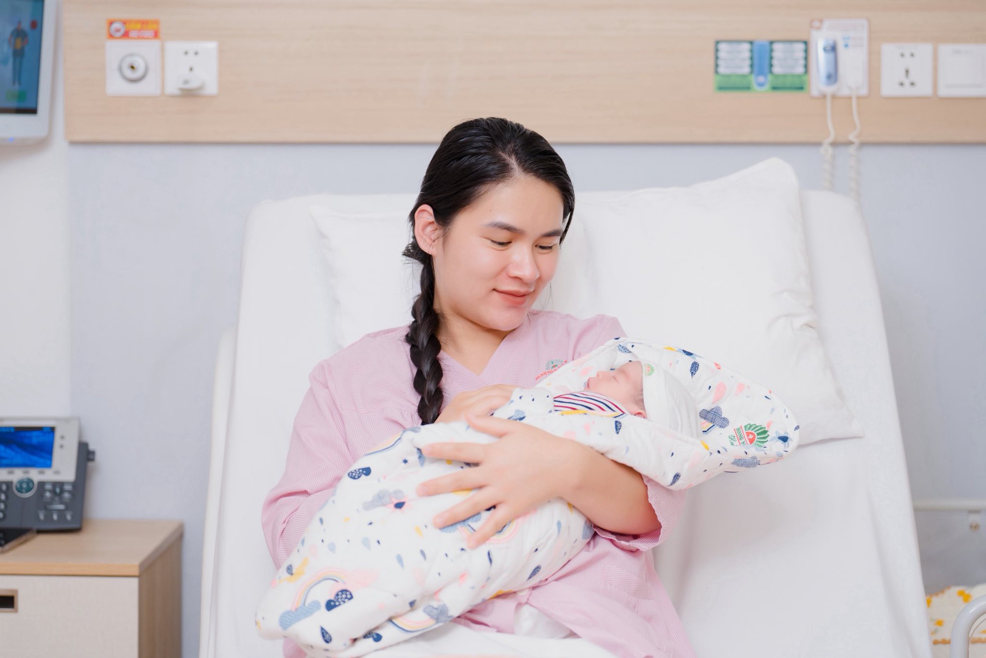 Tuyển thủ Việt Nam mở màn 2026 mỹ mãn: Xây biệt thự mấy chục tỷ, đón con gái cưng chào đời- Ảnh 3.