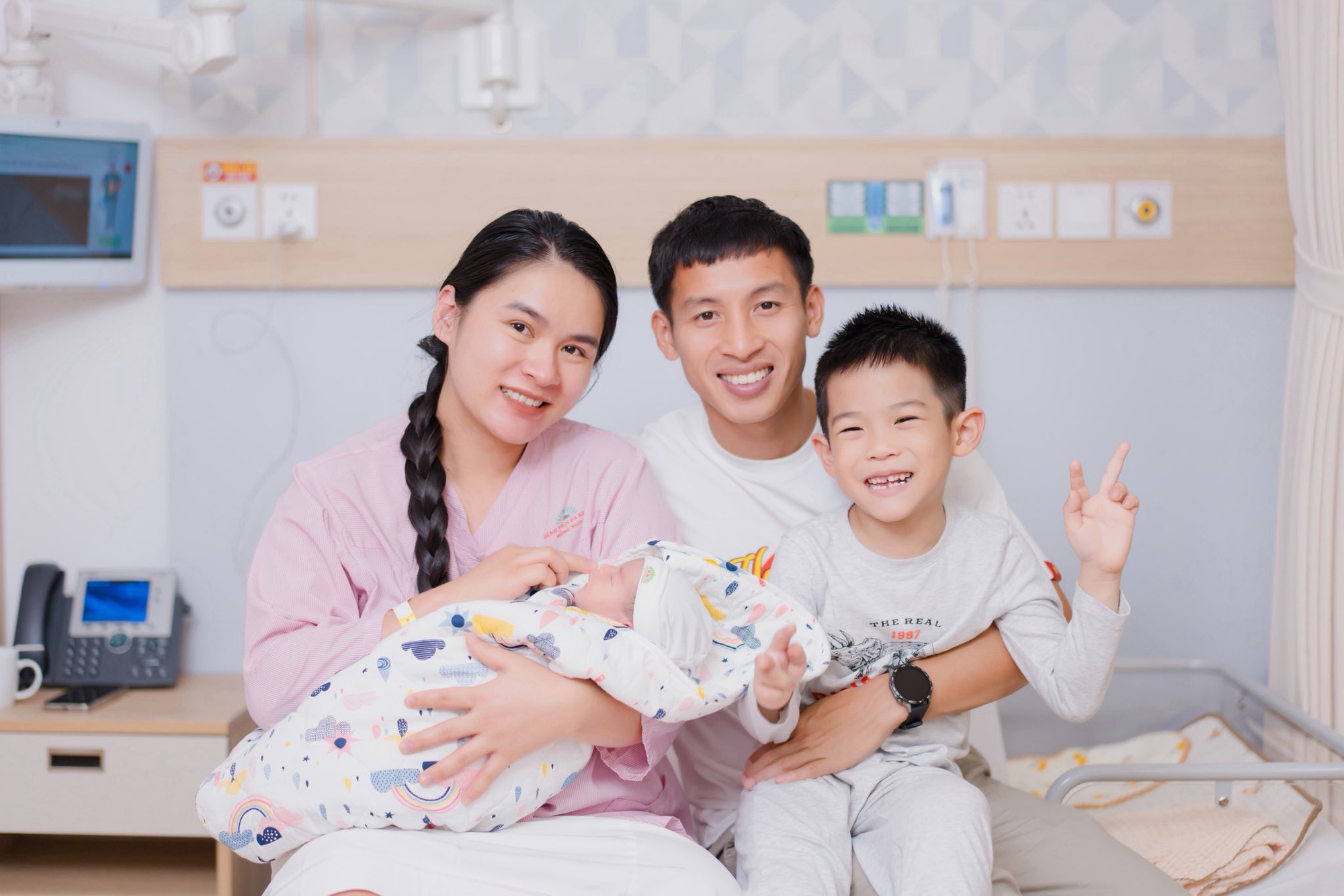 Tuyển thủ Việt Nam mở màn 2026 mỹ mãn: Xây biệt thự mấy chục tỷ, đón con gái cưng chào đời- Ảnh 1.