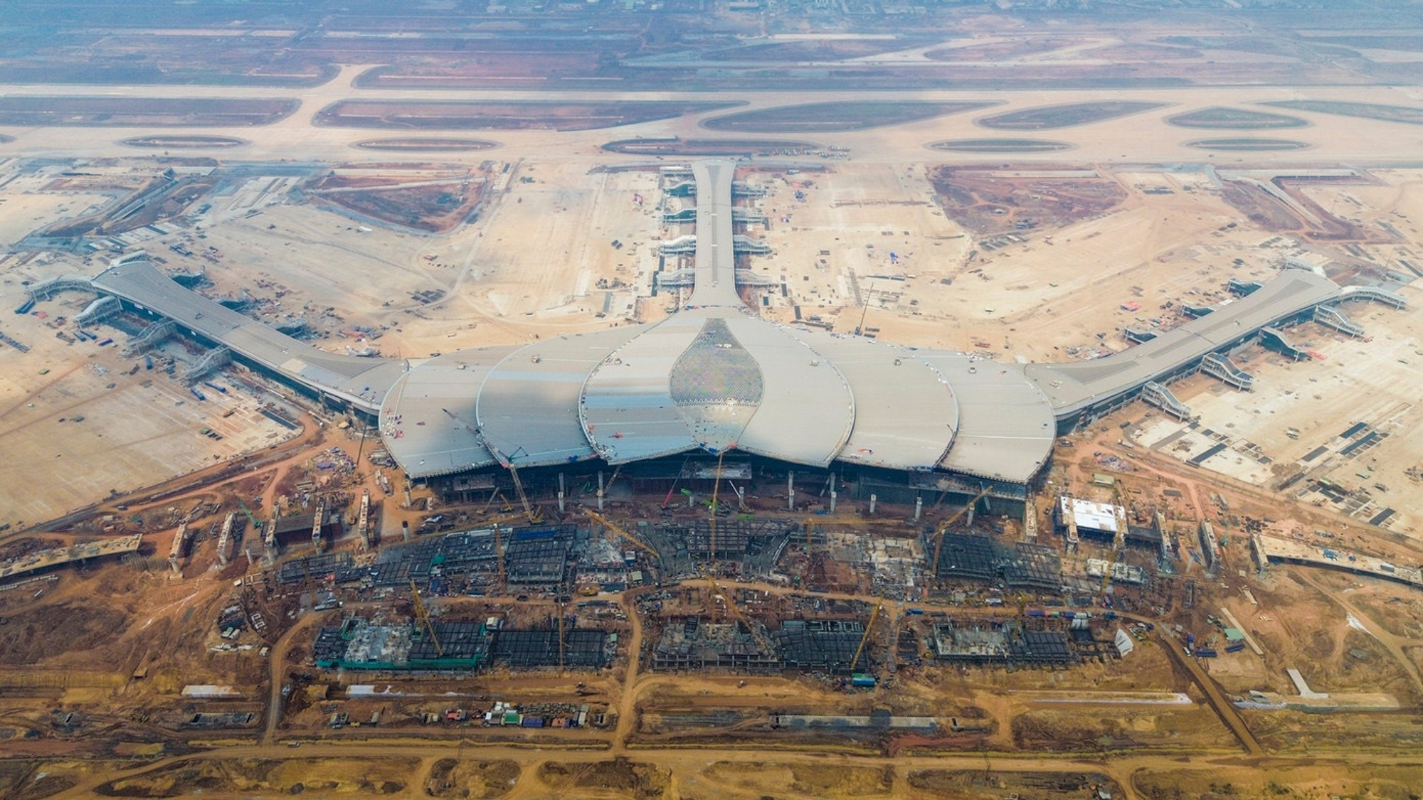 Đặt lên bàn cân 2 sân bay lớn nhất Việt Nam tương lai: Nơi tạo “cửa ngõ” quốc tế mới cho miền Nam, nơi tái định nghĩa vai trò sân bay ở miền Bắc - Ảnh 9.