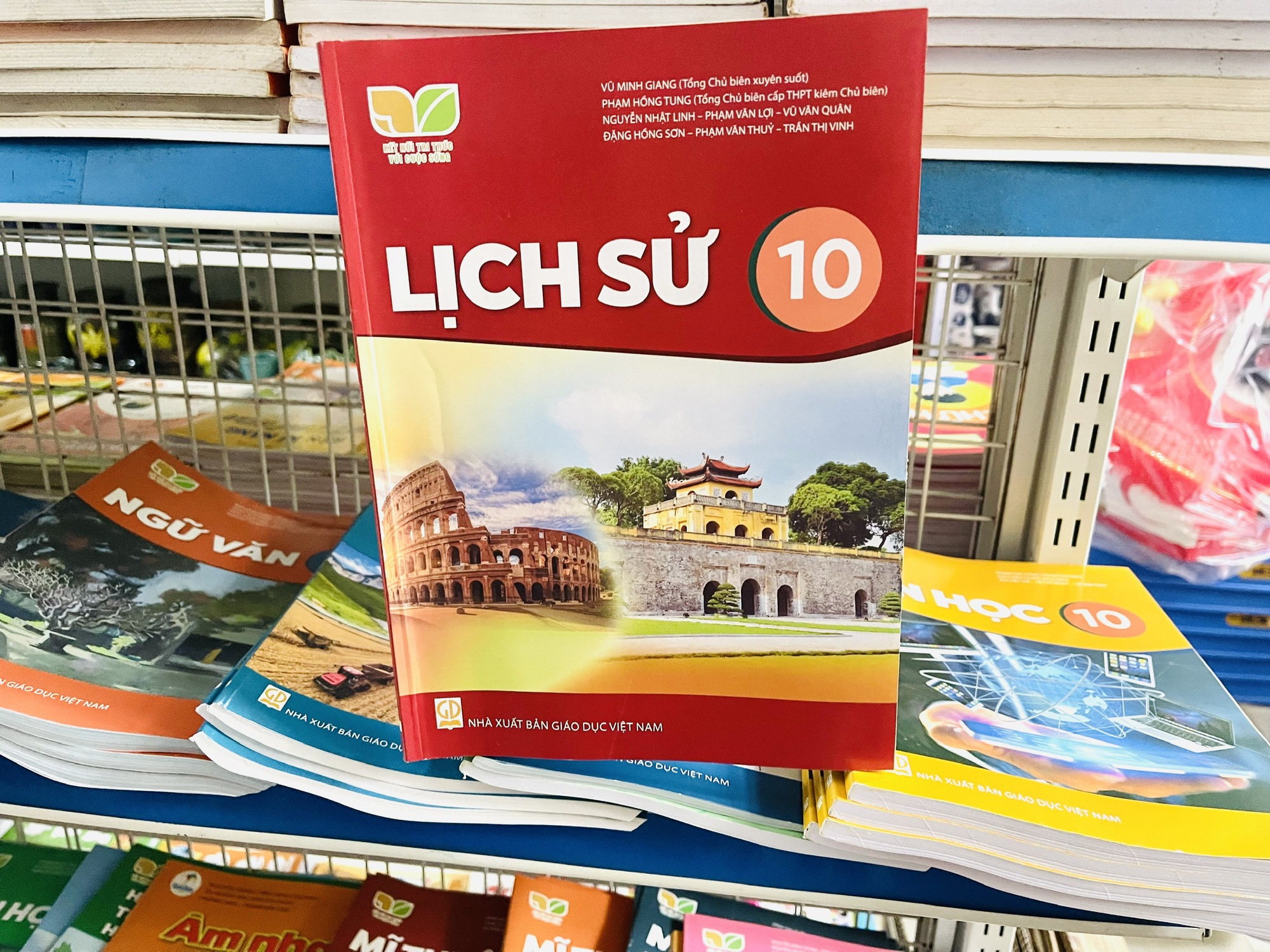Bộ GD-ĐT cung cấp miễn phí SGK vào 2030 - Ảnh 1.