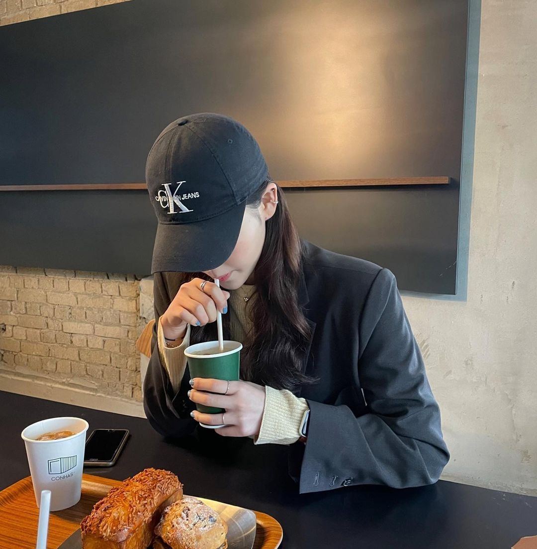 Sau 30 tuổi, chúng ta sống theo chữ “nên” nhiều hơn chữ “muốn”...- Ảnh 1.