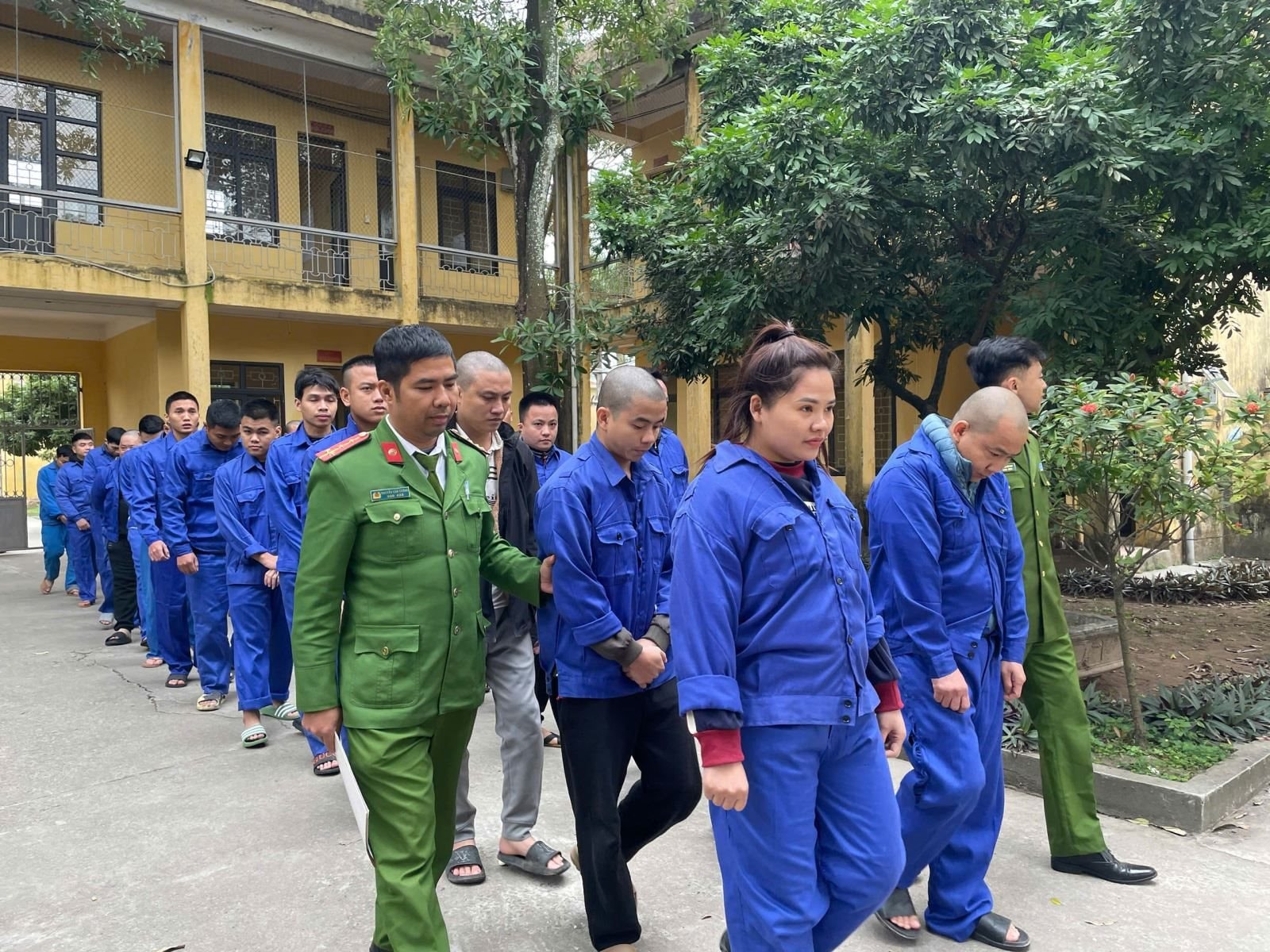 Huy động hàng trăm chiến sĩ, phong tỏa 125 tài khoản tại 16 ngân hàng, triệt phá đường dây lừa đảo do Nguyễn Chính Nghĩa cầm đầu- Ảnh 2.