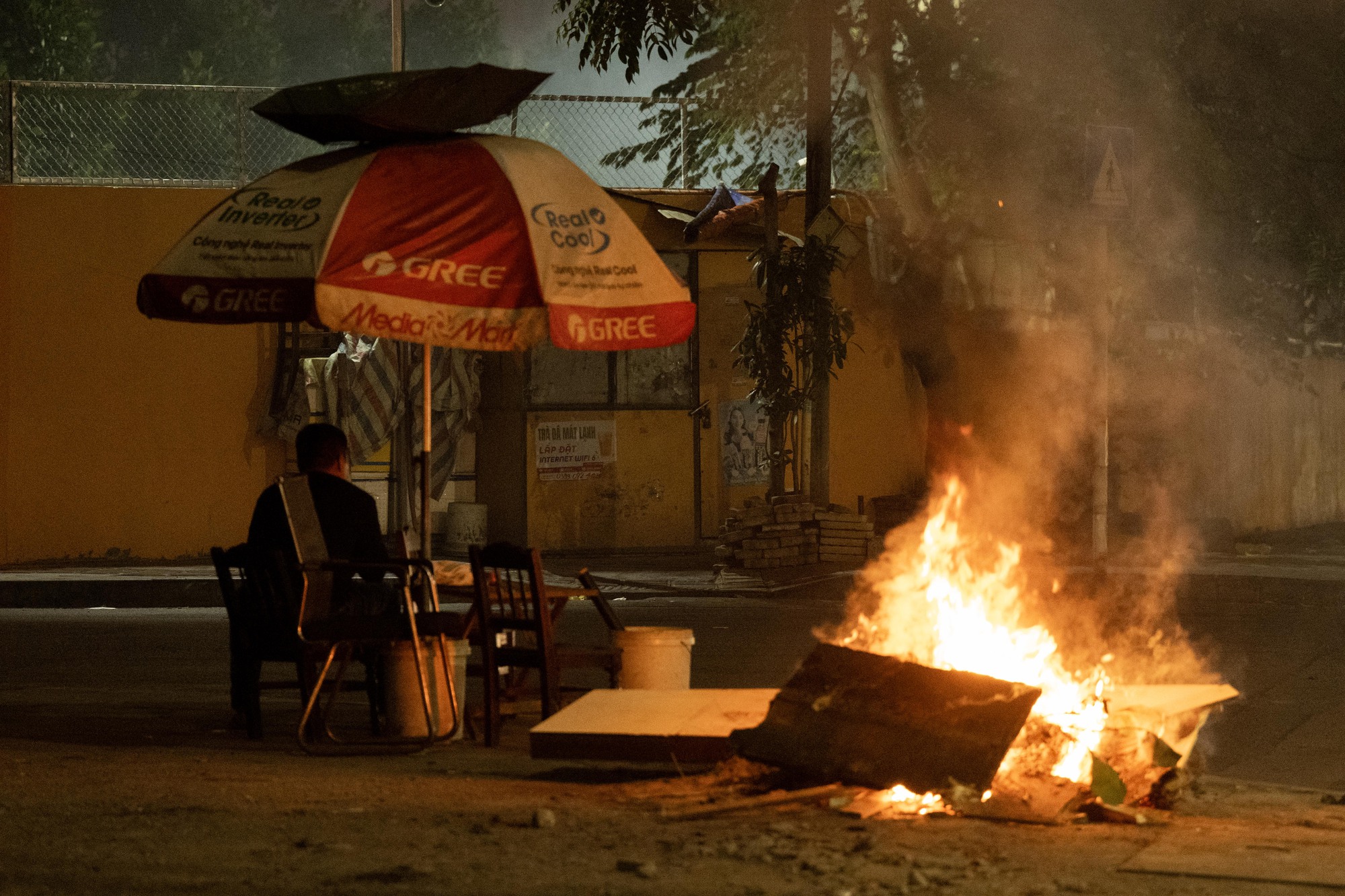 Những hình ảnh "lạ" trong sáng Hà Nội lạnh 12 độ C: Người dân đốt lửa, bạn trẻ trùm cả chăn đi đường- Ảnh 17.