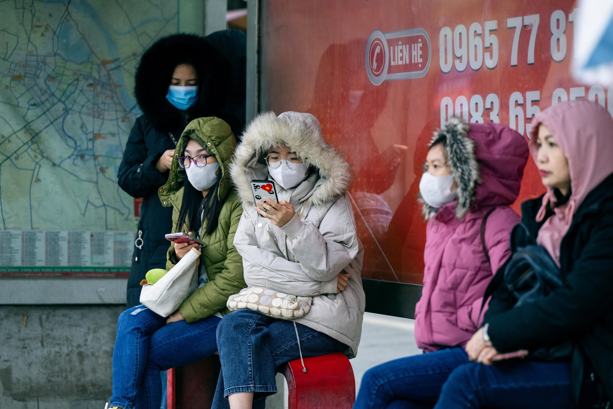 Những hình ảnh "lạ" trong sáng Hà Nội lạnh 12 độ C: Người dân đốt lửa, bạn trẻ trùm cả chăn đi đường- Ảnh 16.