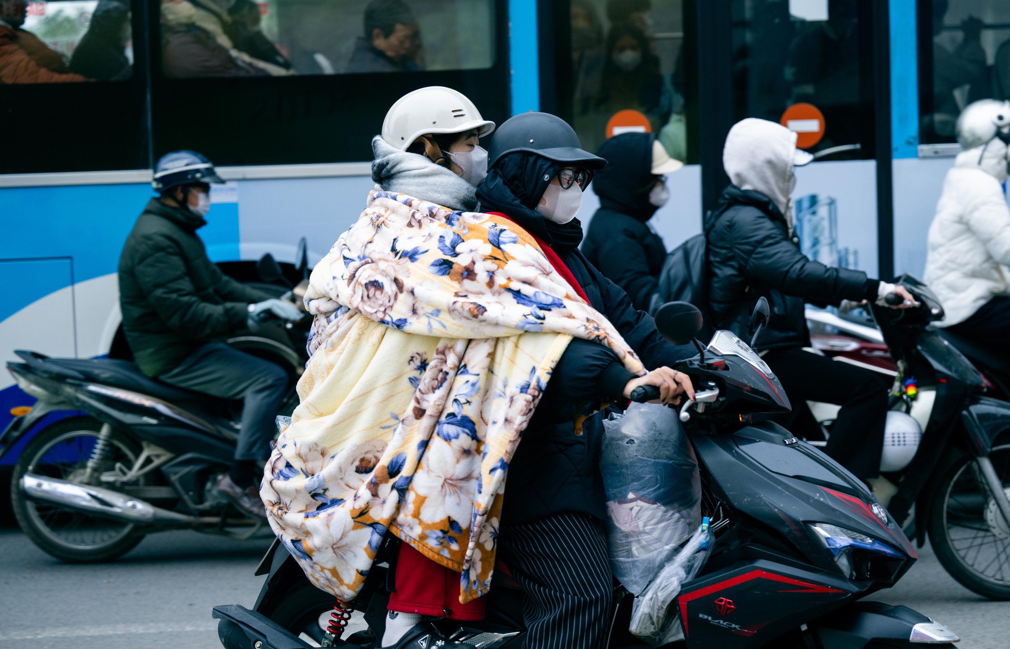 Những hình ảnh "lạ" trong sáng Hà Nội lạnh 12 độ C: Người dân đốt lửa, bạn trẻ trùm cả chăn đi đường- Ảnh 15.