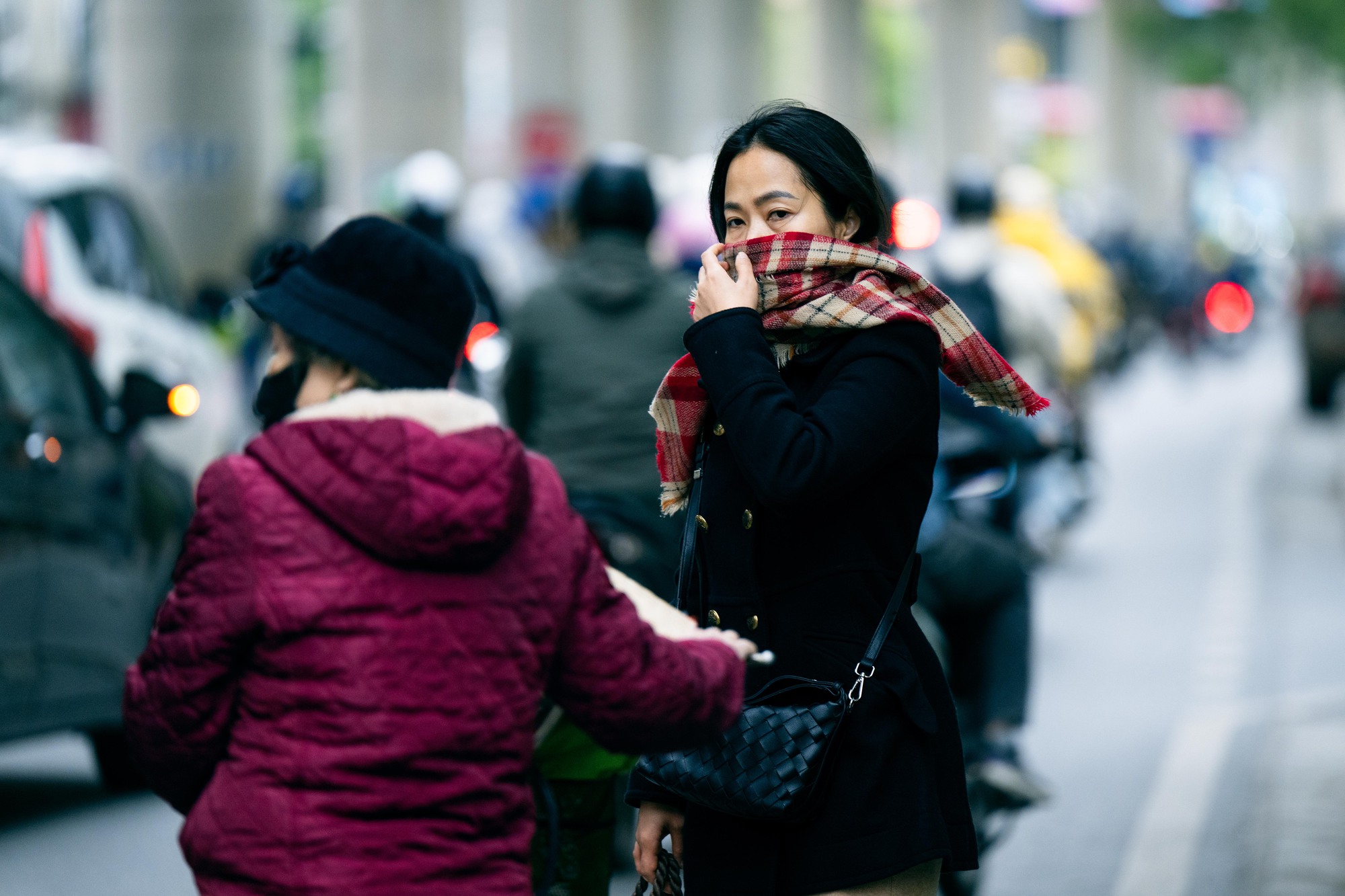Những hình ảnh "lạ" trong sáng Hà Nội lạnh 12 độ C: Người dân đốt lửa, bạn trẻ trùm cả chăn đi đường- Ảnh 14.