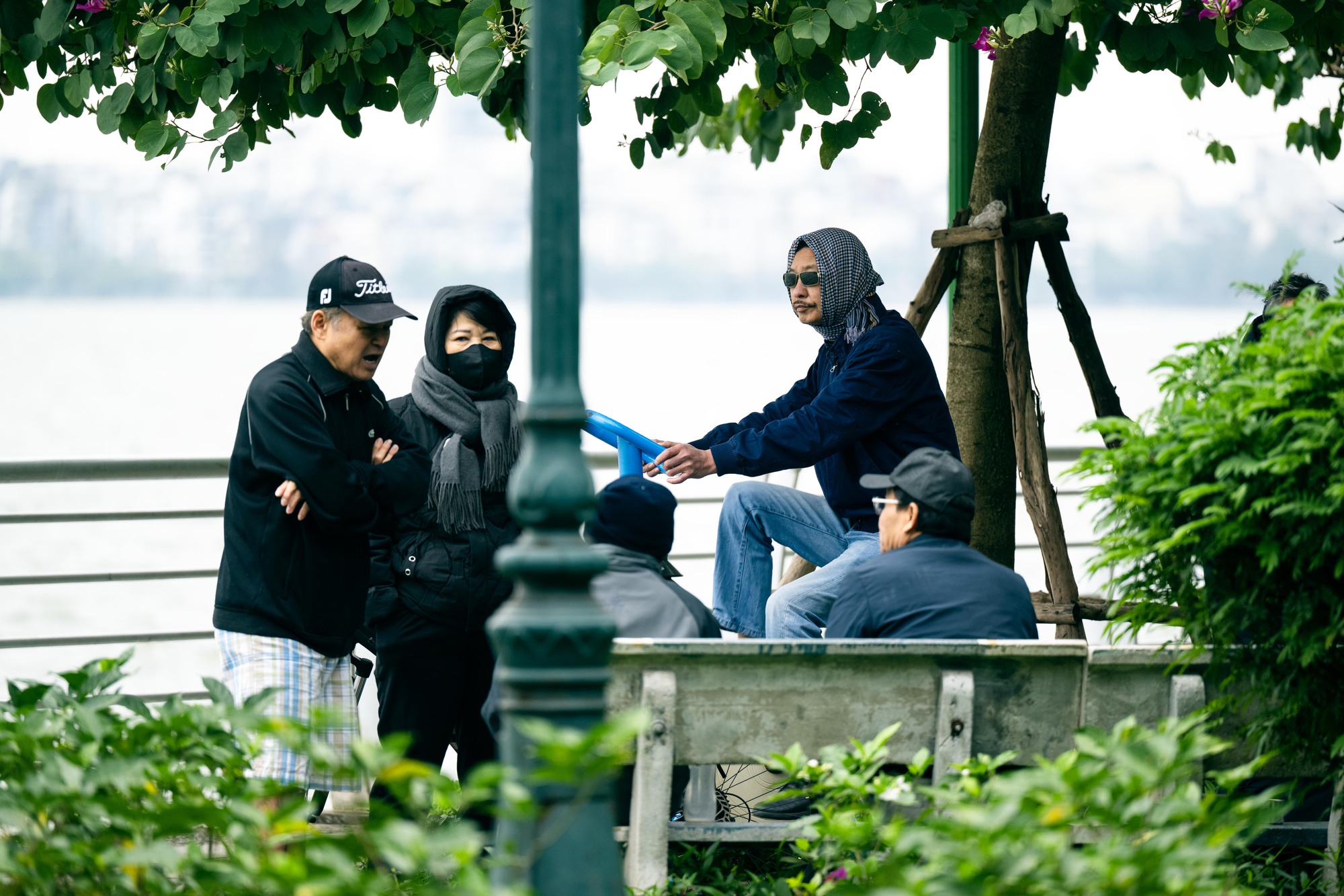 Những hình ảnh "lạ" trong sáng Hà Nội lạnh 12 độ C: Người dân đốt lửa, bạn trẻ trùm cả chăn đi đường- Ảnh 9.