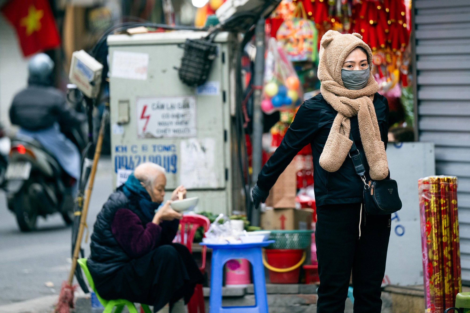 Những hình ảnh "lạ" trong sáng Hà Nội lạnh 12 độ C: Người dân đốt lửa, bạn trẻ trùm cả chăn đi đường- Ảnh 3.