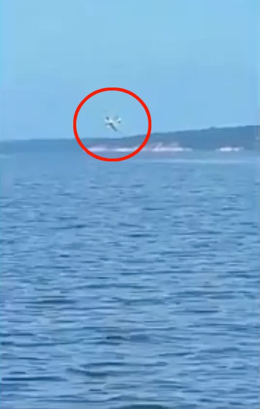 Brazil: Máy bay lao đầu xuống sông, vỡ tan thành nhiều mảnh- Ảnh 1. Brazil: Máy bay lao đầu xuống sông, vỡ tan thành nhiều mảnh- Ảnh 1.