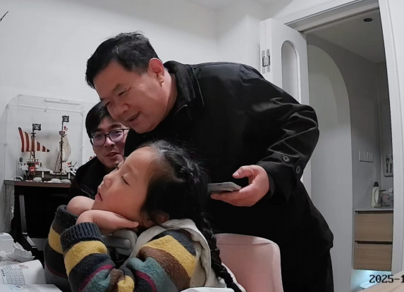 Bé gái ngủ gật khi làm bài tập, phản ứng của người cha đã trả lời cho câu hỏi: Chúng ta cần con giỏi hay cần con hạnh phúc?- Ảnh 1.