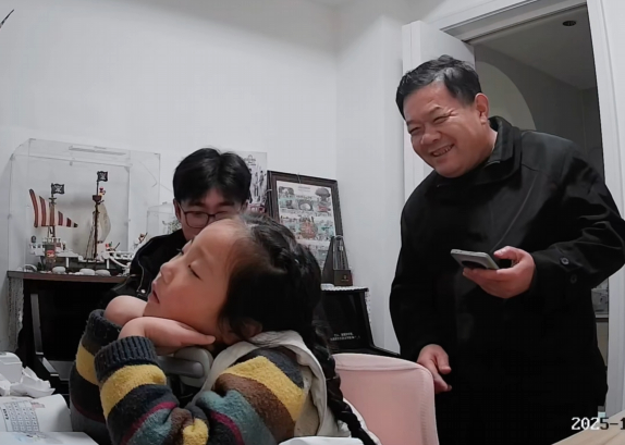 Bé gái ngủ gật khi làm bài tập, phản ứng của người cha đã trả lời cho câu hỏi: Chúng ta cần con giỏi hay cần con hạnh phúc?- Ảnh 2.