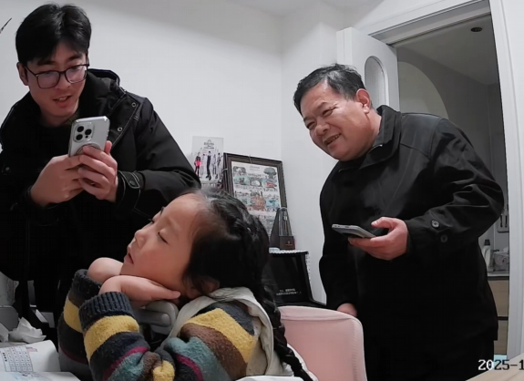 Bé gái ngủ gật khi làm bài tập, phản ứng của người cha đã trả lời cho câu hỏi: Chúng ta cần con giỏi hay cần con hạnh phúc?- Ảnh 3.