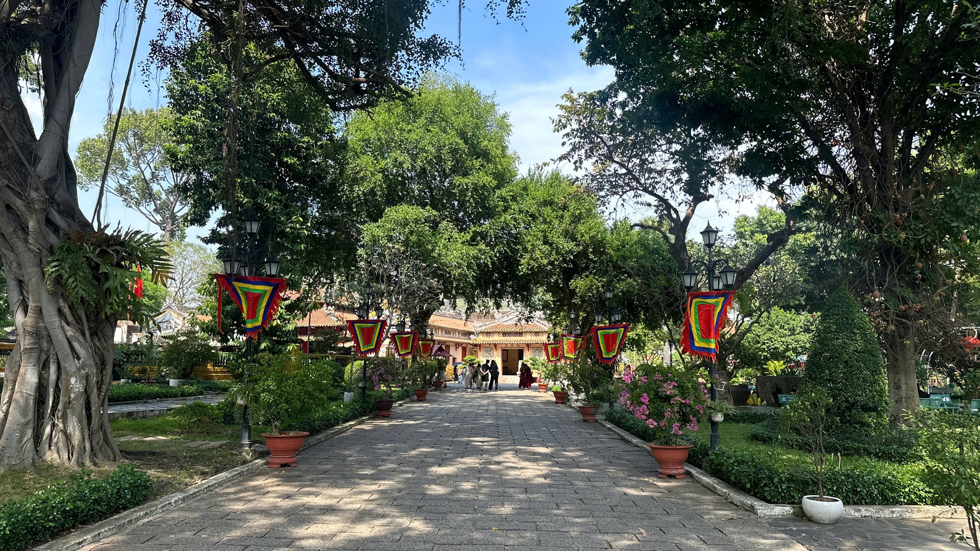 10 địa điểm chụp ảnh Tết miễn phí đang gây bão tại TP.HCM, vừa cổ kính lại đẹp tựa phim trường- Ảnh 2. 10 địa điểm chụp ảnh Tết miễn phí đang gây bão tại TP.HCM, vừa cổ kính lại đẹp tựa phim trường- Ảnh 2.