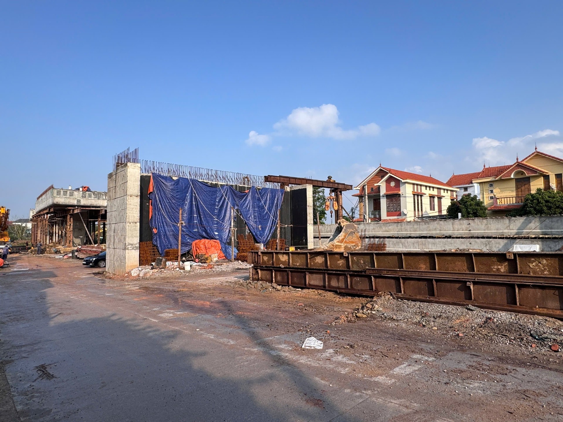 Dự án cầu vượt đường sắt Đồng Hới còn nhiều vướng mắc - Ảnh 1.