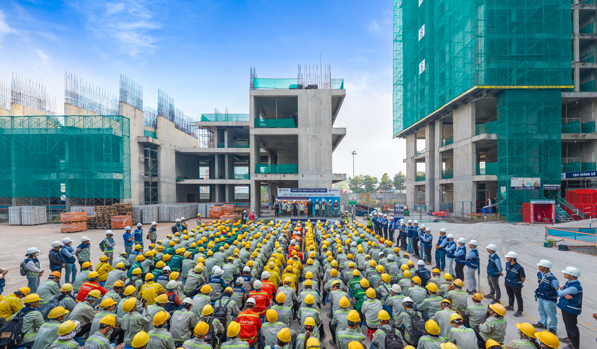 Công trường La Pura mặt tiền Quốc lộ 13 hiện tại có gì? - Ảnh 1.