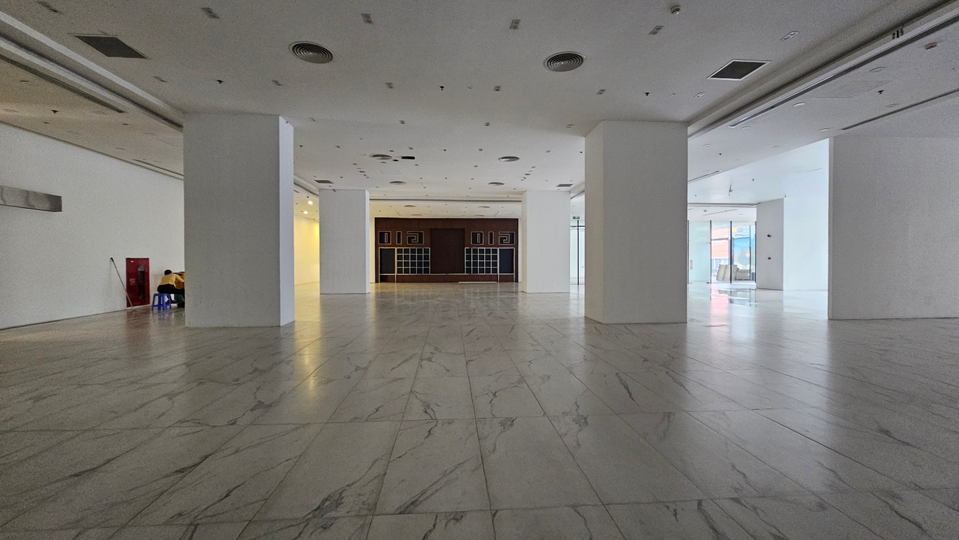 Cảnh cuối năm trung tâm thương mại Hà Nội nhiều nơi 'cửa đóng then cài'- Ảnh 6.