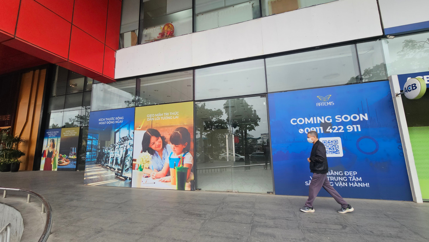 Cảnh cuối năm trung tâm thương mại Hà Nội nhiều nơi 'cửa đóng then cài'- Ảnh 2.