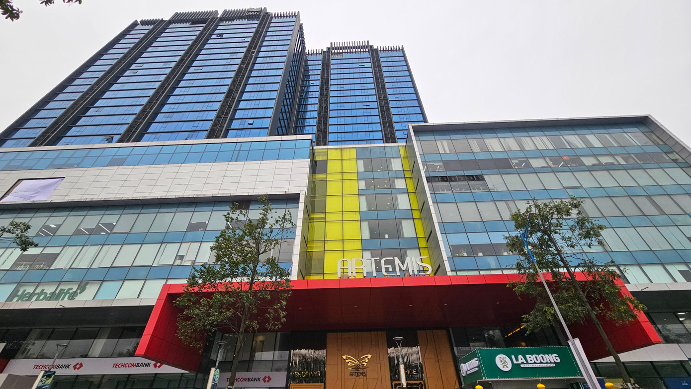 Cảnh cuối năm trung tâm thương mại Hà Nội nhiều nơi 'cửa đóng then cài'- Ảnh 1.