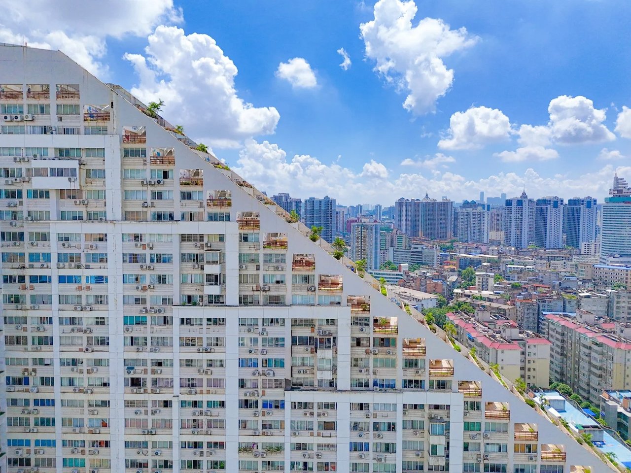 Tòa nhà 25 tầng khiến 1,4 tỷ dân Trung Quốc "lú luôn" - Ảnh 4.